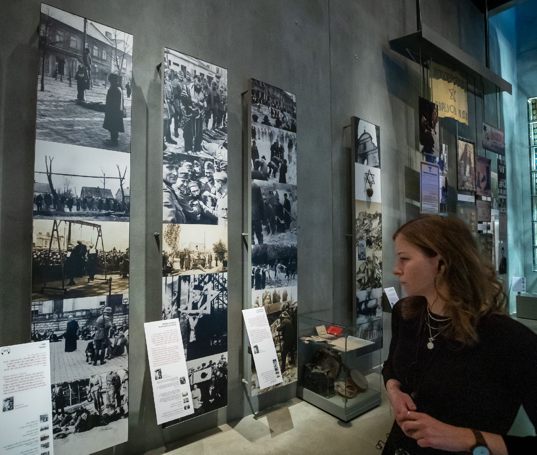 Am 23. Mai 2022 reiste Staatssekretärin Claudia Plakolm (im Bild) zu einem Arbeitsbesuch nach Jerusalem. Im Bild beim Besuch des „Yad Vashem - The World Holocaust Remembrance Center“.