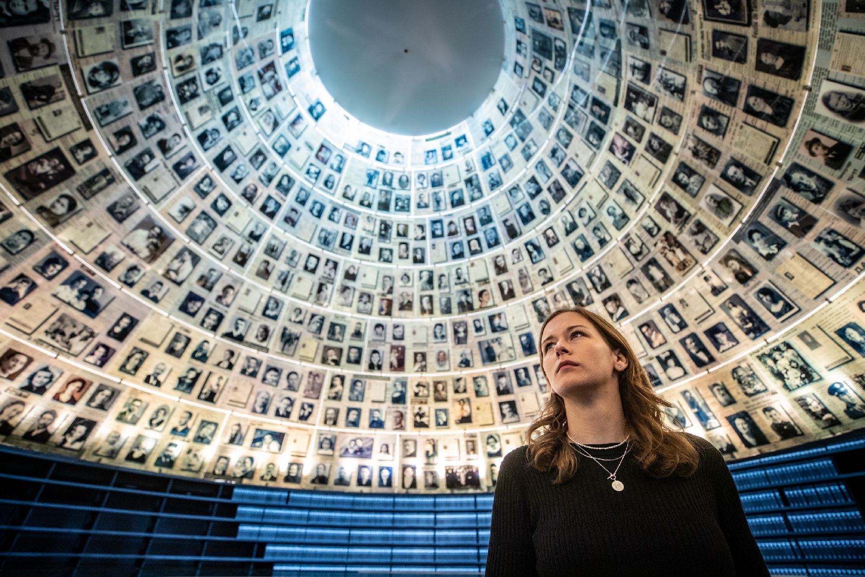 Am 23. Mai 2022 reiste Staatssekretärin Claudia Plakolm (im Bild) zu einem Arbeitsbesuch nach Jerusalem. Im Bild beim Besuch des „Yad Vashem - The World Holocaust Remembrance Center“.