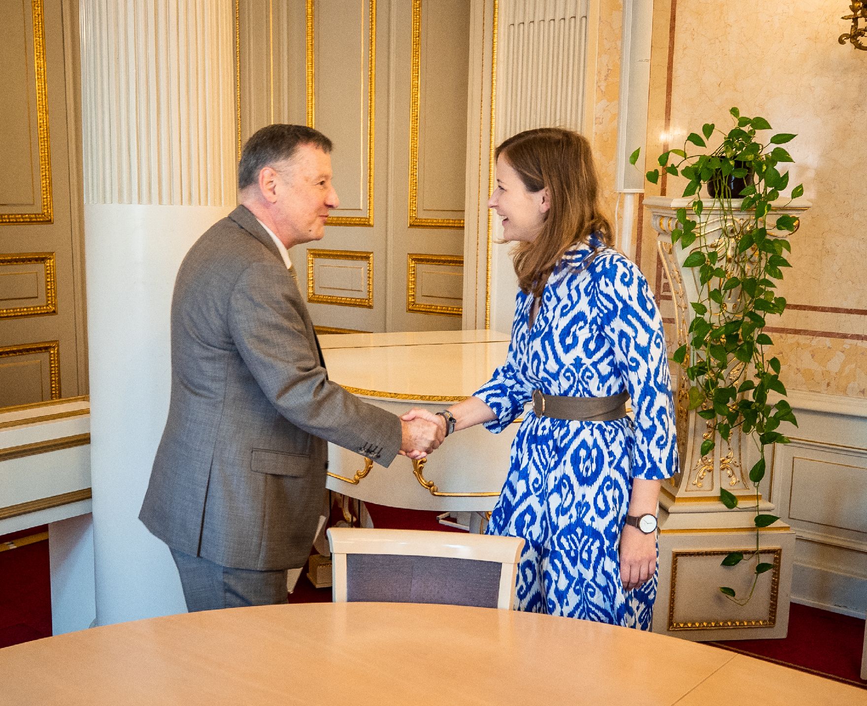 Im Rahmen ihres Prag Besuchs traf Staatssekretärin Claudia Plakolm (r.) am 11. Juli 2022 den tschechischen Jugendminister Vladimír Balaš (l.).