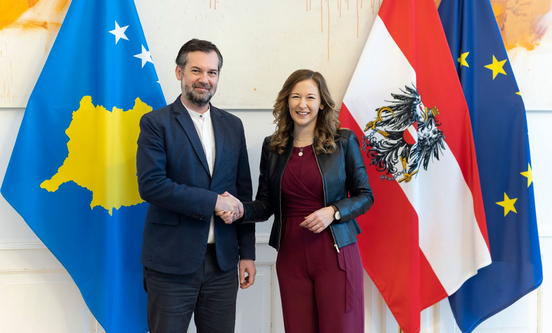 Am 11. November 2022 empfing Staatssekretärin Claudia Plakolm (r.) den Jugendminister aus Kosovo, Hajrulla Çeku (l.) zu einem Gespräch.