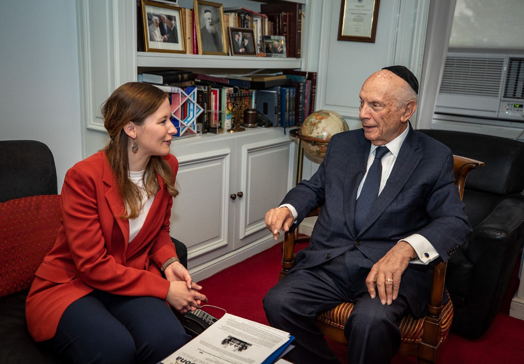 Am 24. April 2023 reiste Staatssekretärin Claudia Plakolm (l.) nach New York. Im Bild bei dem Besuch des Rabbi Arthur Schneier (r.).