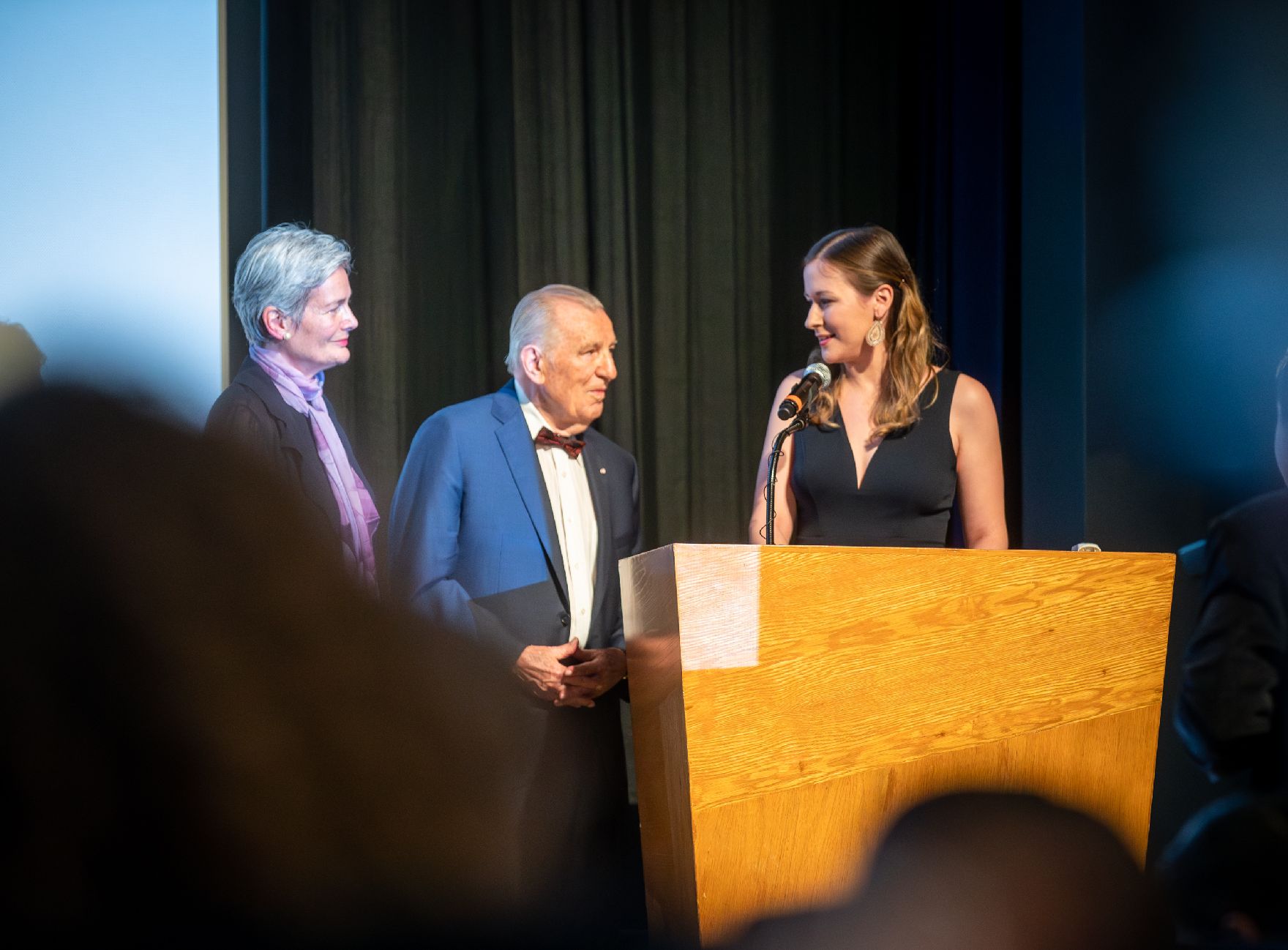 Am 26. April 2023 reiste Staatssekretärin Claudia Plakolm nach Los Angeles (r.). Im Bild bei der Eröffnung des "SEEfest", South East European Film Festival, mit dem Österreicher Otto Nemenz (m.) der mit dem Legacy Award für sein Lebenswerk geehrt wurde.