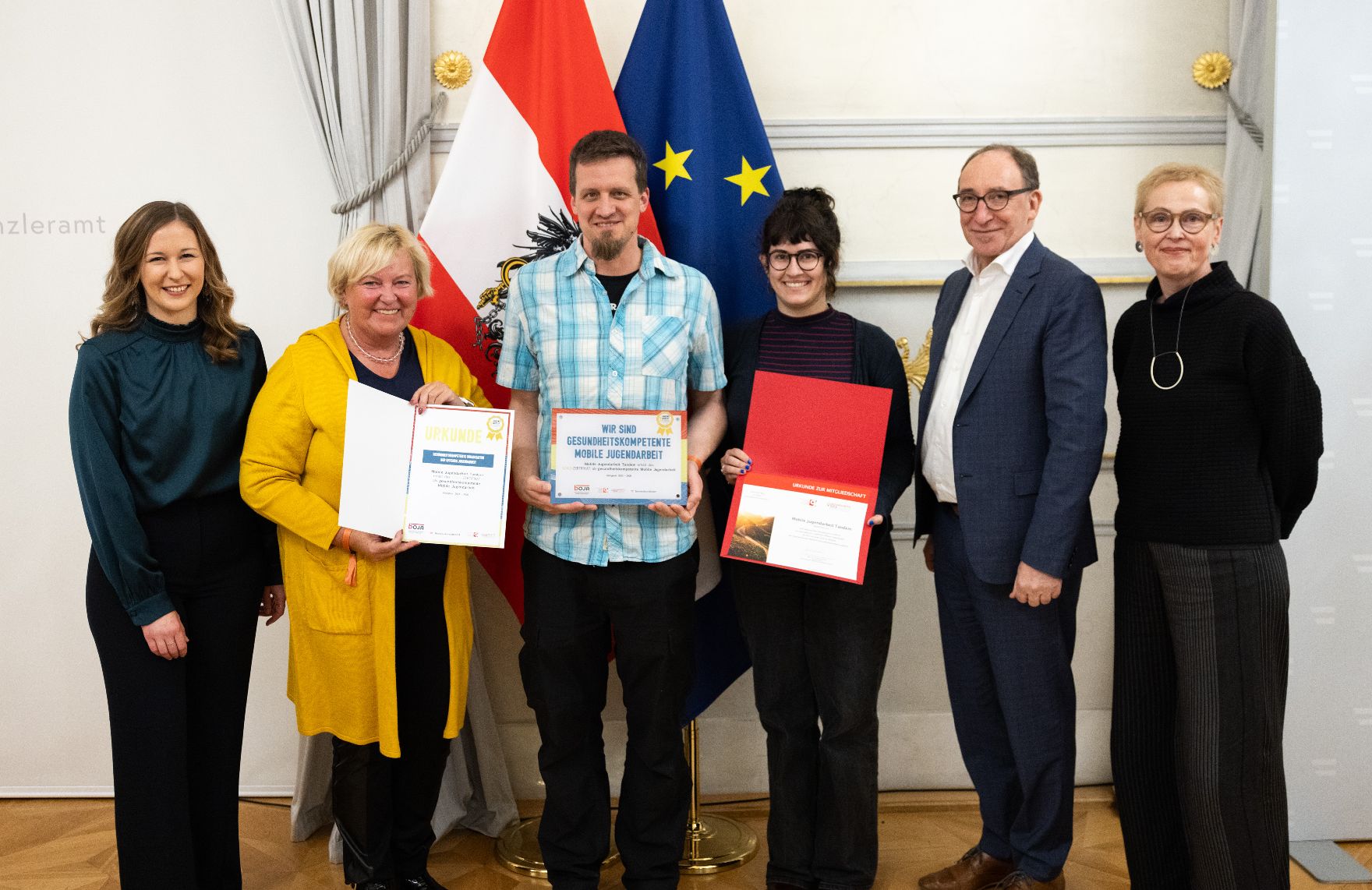 Am 6. Dezember 2023 verlieh Staatssekretärin Claudia Plakolm (l.) gemeinsam mit Bundesminister Johannes Rauch (2.v.r.) Urkunden für "Gesundheitskompetente Jugendarbeit“.