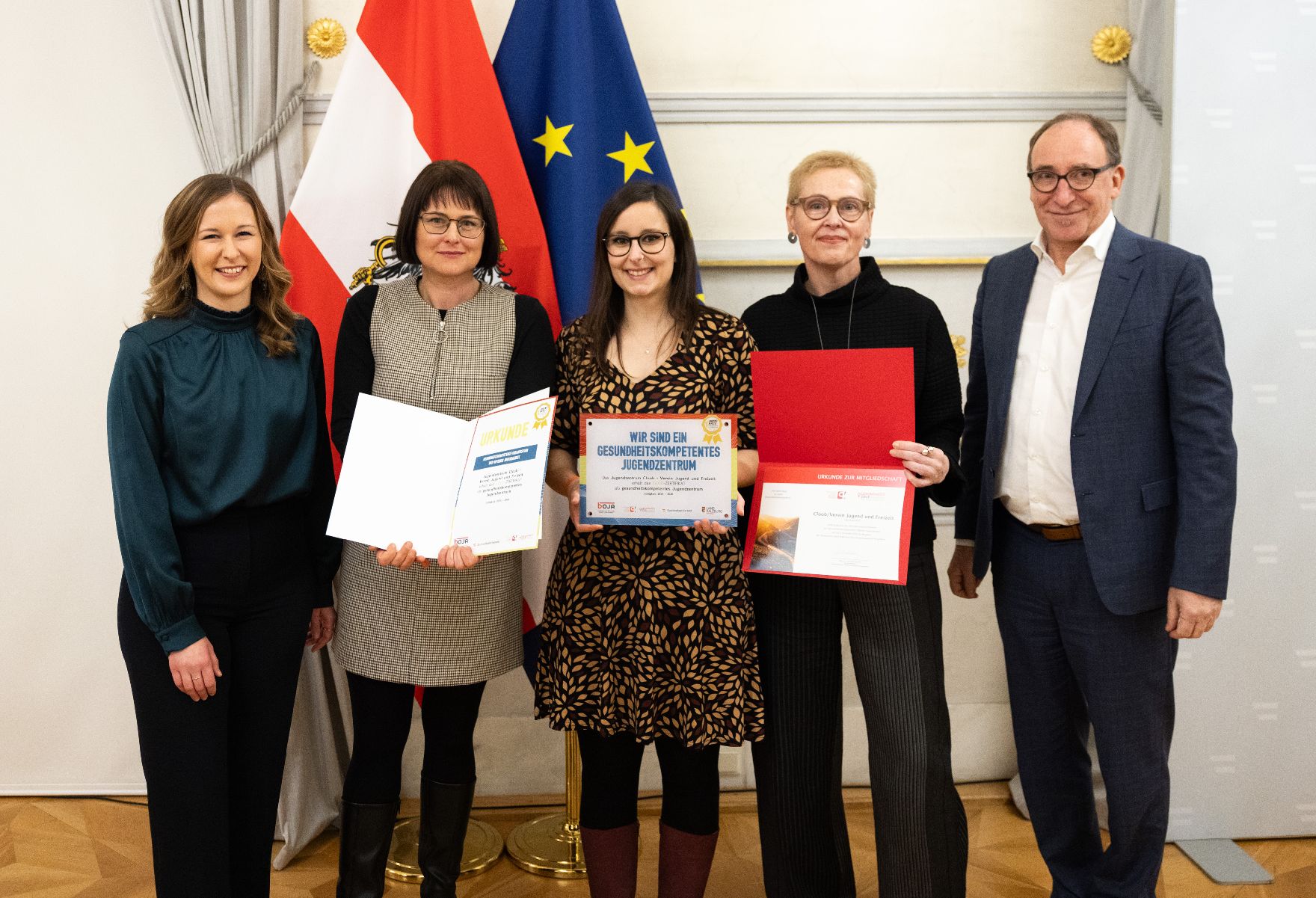 Am 6. Dezember 2023 verlieh Staatssekretärin Claudia Plakolm (l.) gemeinsam mit Bundesminister Johannes Rauch (r.) Urkunden für "Gesundheitskompetente Jugendarbeit“.