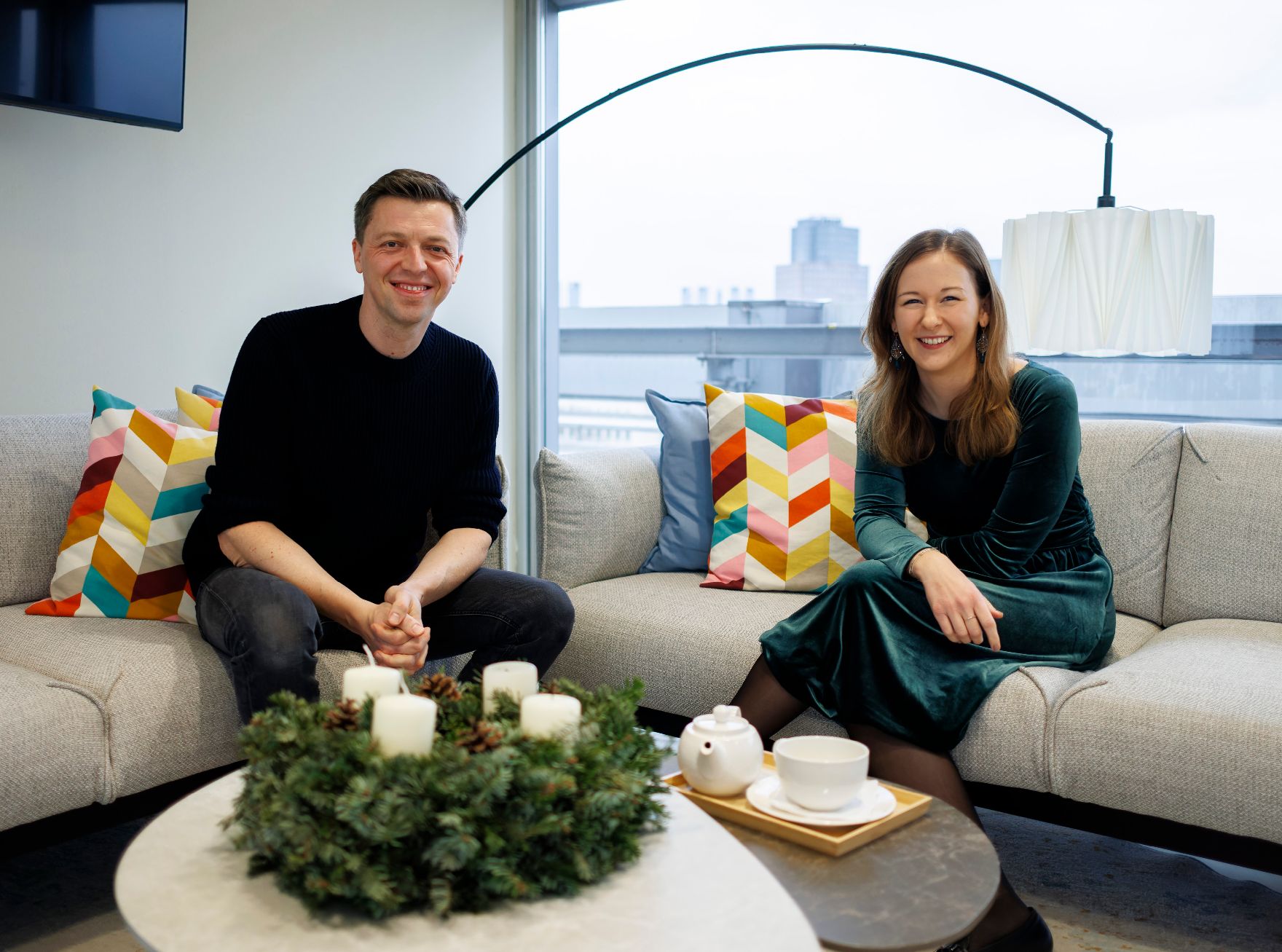 Am 15. Dezember 2023 empfing Staatssekretärin Claudia Plakolm (r.) Martin Grubinger (l.) zu einem Gespräch.