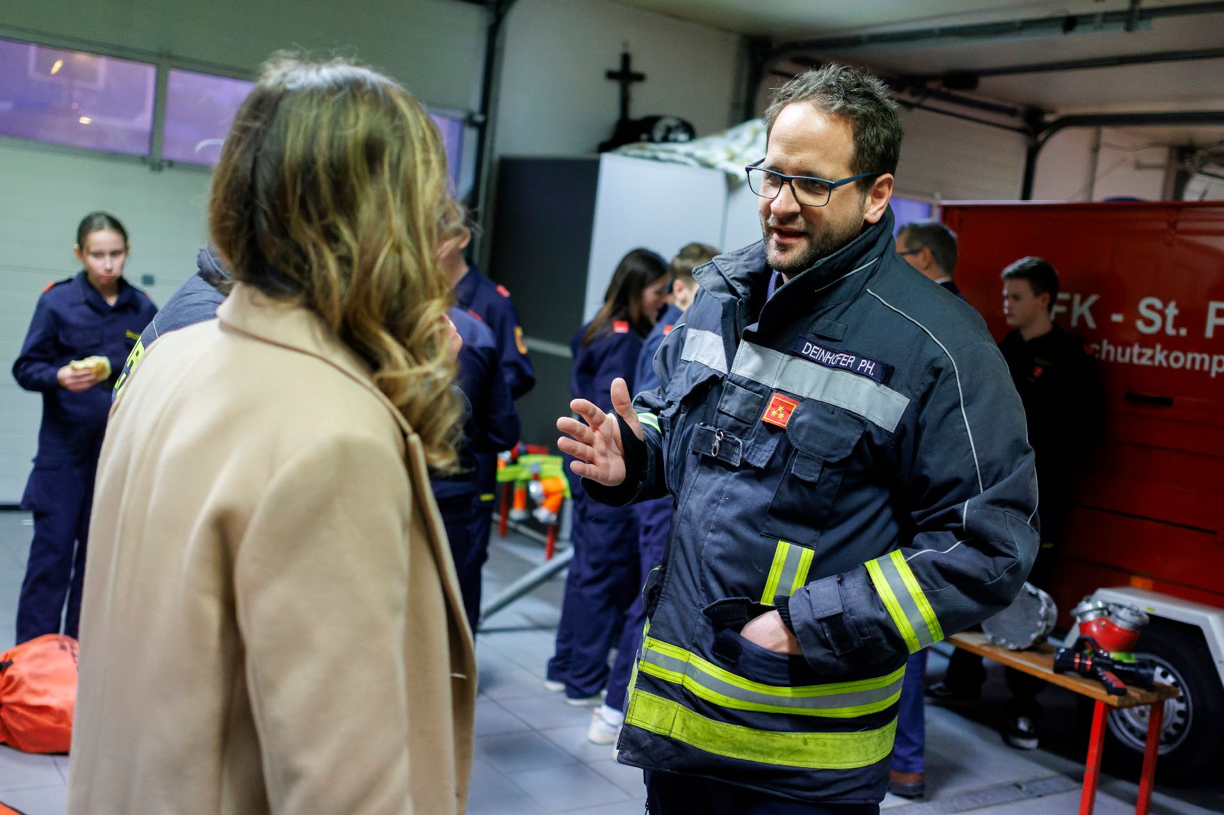 Am 23. Februar 2024 besuchte Staatssekretärin Claudia Plakolm (l.) im Rahmen ihres Bundesländertages die Feuerwehrjugend von St. Peter in der Au.