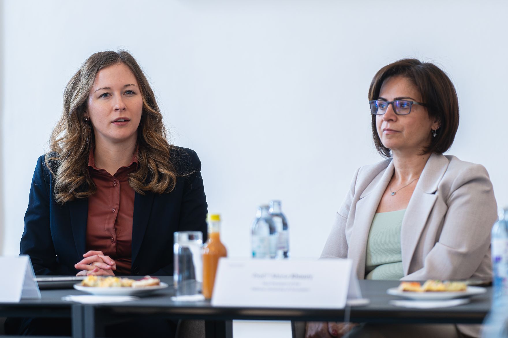 Am 14. März 2024 empfing Staatssekretärin Claudia Plakolm (l.), Mona Khoury (r.) Vizepräsidentin der Hebräischen Universität für Strategie und Vielfalt, zu einem Arbeitsgespräch im Bundeskanzleramt.