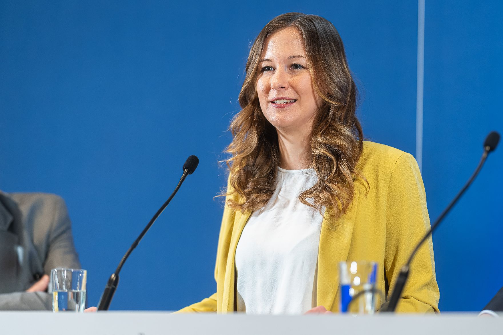 Am 16. April 2024 nahm Staatssekretärin Claudia Plakolm (im Bild) an einer Pressekonferenz zur Digital Innovation School teil.