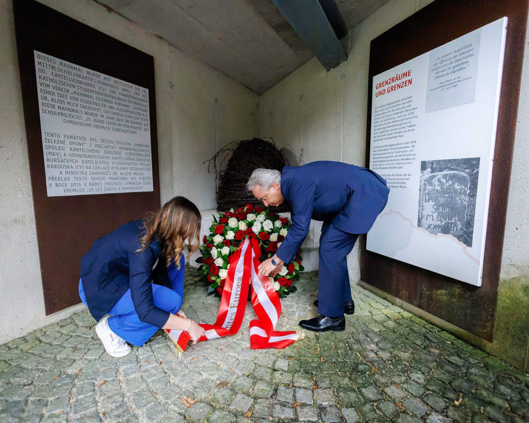 Am 7. Mai 2024 nahm Staatssekretärin Claudia Plakolm (l.) an der Kranzniederlegung anlässlich des Europatags beim Denkstein des Eisernen Vorhang in Guglwald teil.