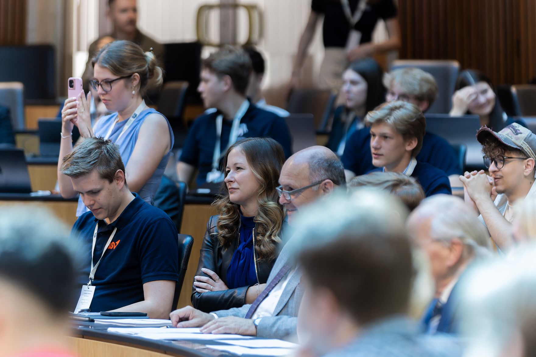 Am 3. Juni 2024 nahm Staatssekretärin Claudia Plakolm (m.l.) an einer Sitzung des Schülerparlamentes teil.