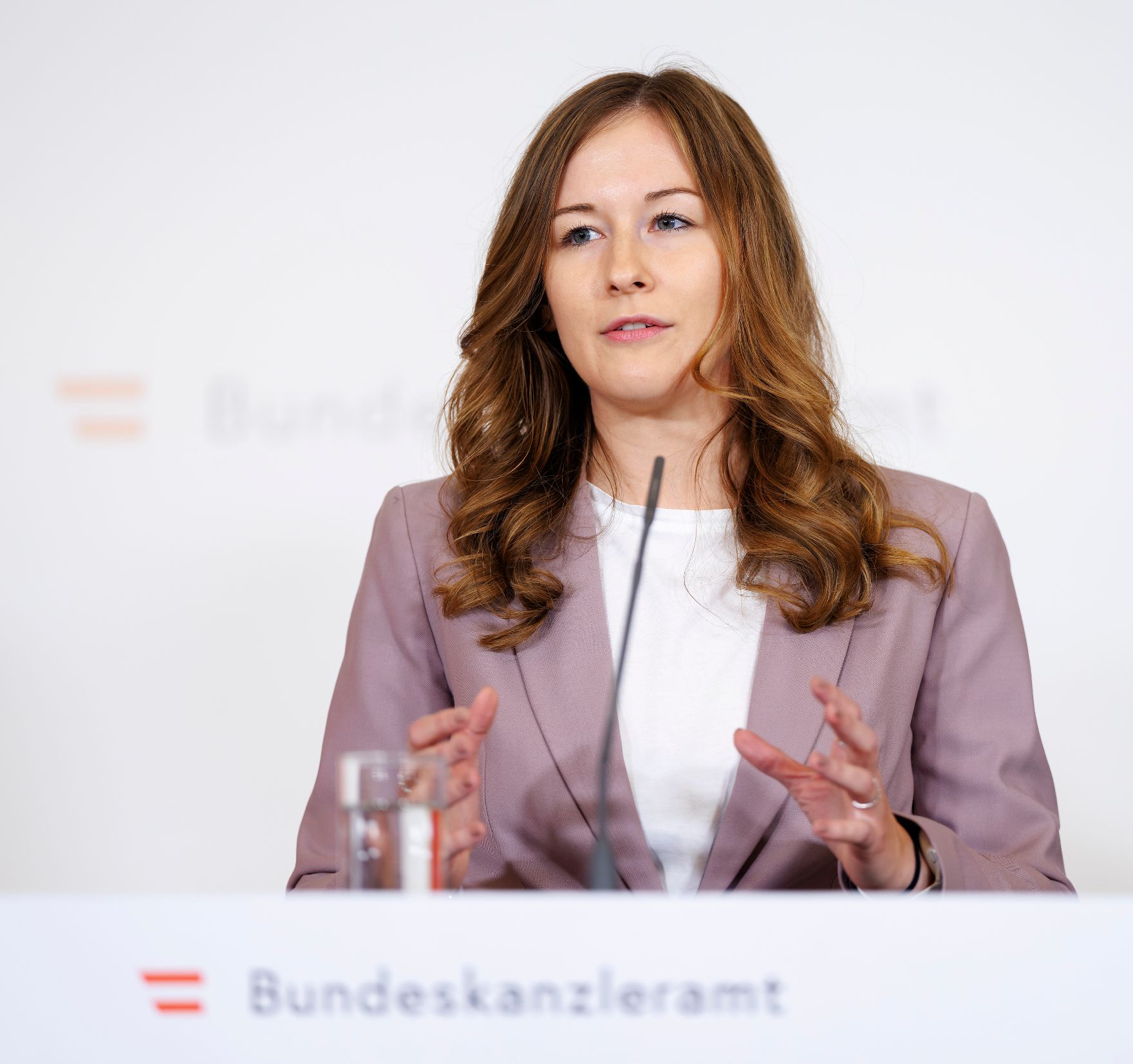 Am 11. Juni 2024 fand eine Pressekonferenz zur Digitalisierung im Gemeindepaket. Im Bild Staatssekretärin Claudia Plakolm.