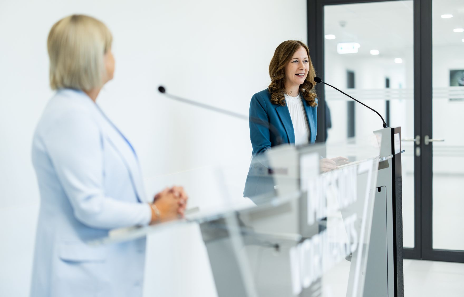 Am 12. Juni 2024 eröffnete Staatssekretärin Claudia Plakolm (r.) gemeinsam mit Bundesministerin Klaudia Tanner (l.) die neue Stellungsstraße für Wien und Burgenland.