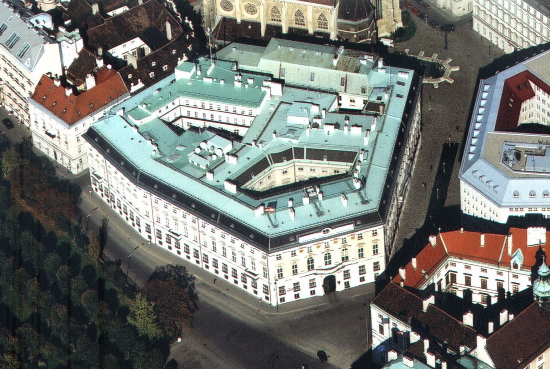 Luftaufnahme des Österreichischen Bundeskanzleramts am Ballhausplatz in Wien.