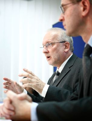 Am 06. Juli 2009 fand die Pressekonferenz zum Jahresbericht des Asylgerichthofes mit dem Präsidenten des Asylgerichtshofes Harald Perl (l.) und dem Vizepräsidenten Volker Nowak (r.) im Asylgerichtshof statt.