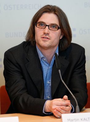 Am 20. April 2012 fand im Bundeskanzleramt ein Pressegespräch zum Thema Open Government Data statt. Im Bild Martin Kaltenböck (Semantic Web Company GmbH).