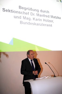 Am 18. Oktober 2012 fand die Verwaltungsmesse unter der Schirmherrschaft von Bundesministerin Gabriele Heinisch-Hosek im MuseumsQuartier in Wien statt. Im Bild Sektionschef Manfred Matzka (BKA) bei der Begrüßung der Teilnehmerinnen und Teilnehmer der 2. Verwaltungsmesse.