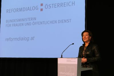 Am 18. Oktober 2012 fand die Verwaltungsmesse unter der Schirmherrschaft von Bundesministerin Gabriele Heinisch-Hosek im MuseumsQuartier in Wien statt. Im Bild die Bundesministerin beim Reformdialog Östereich.