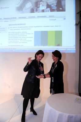 Am 18. Oktober 2012 fand die Verwaltungsmesse unter der Schirmherrschaft von Bundesministerin Gabriele Heinisch-Hosek im MuseumsQuartier in Wien statt. Im Bild die Bundesministerin beim Starten des apps4austria-Award.