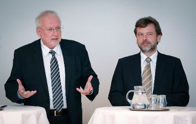 Am 18. Februar 2013 fand im Bundeskanzleramt eine Info-Veranstaltung zum neuen Bundesverwaltungsgericht für Bundesbedienstete statt. Im Bild Präsident Harald Perl (l.) und Vizepräsident Michael Sachs (r.).
