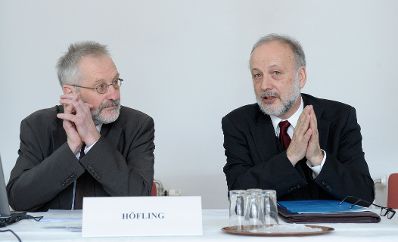 Am 5. März 2013 fand im Bundeskanzleramt ein Treffen der deutschsprachigen nationalen Ethikkommissionen statt. Im Bild Wolfram Höfling (l.), Mitglied des Deutschen Ethikrates und Alberto Bondolfi, Mitglied der nationalen Ethikkommission im Bereich der Humanmedizin (r.).