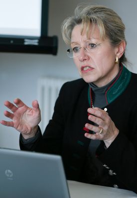 Am 5. März 2013 fand im Bundeskanzleramt ein Treffen der deutschsprachigen nationalen Ethikkommissionen statt. Im Bild Brigitte Tag, Mitglied der nationalen Ethikkommission im Bereich der Humanmedizin.