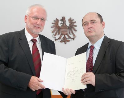 Am 26. April 2013 wurden Dekrete an Senatsmitglieder des Bundesvergabeamtes zu Richterinnen und Richtern des Bundesverwaltungsgerichts verliehen.Im Bild Präsident Harald Perl mit Richter Reinhard Grasböck.