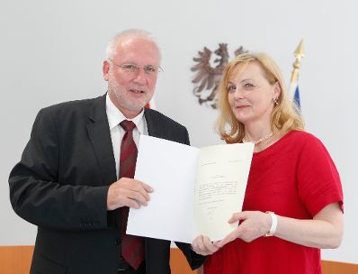 Am 26. April 2013 wurden Dekrete an Senatsmitglieder des Bundesvergabeamtes zu Richterinnen und Richtern des Bundesverwaltungsgerichts verliehen. Im Bild Präsident Harald Perl mit Richterin Viktoria Mugli-Maschek.