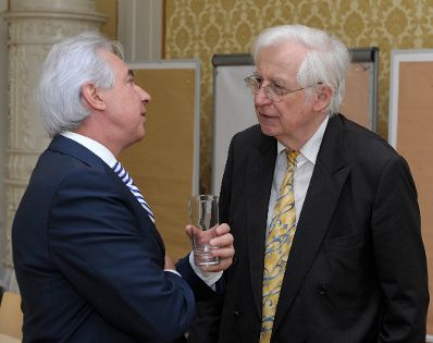 Am 7. und 8. Mai 2013 fand im Bundeskanzleramt die EuDEM Konferenz (Conference on European Democracy) statt. Im Bild Albert Tacács (l.) mit Thomas Würtenberger (r.).