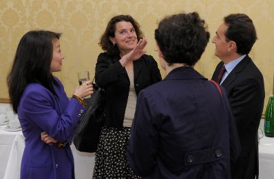 Am 7. und 8. Mai 2013 fand im Bundeskanzleramt die EuDEM Konferenz (Conference on European Democracy) statt. Im Gespräch (v.l.n.r.) Hiroko Kudo, Christina Binder, Catherine Haguenau-Moizard und Gianmario Demuro.