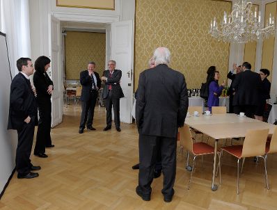 Am 7. und 8. Mai 2013 fand im Bundeskanzleramt die EuDEM Konferenz (Conference on European Democracy) statt. Im Bild Teilnehmer der Konferenz während der Pause.