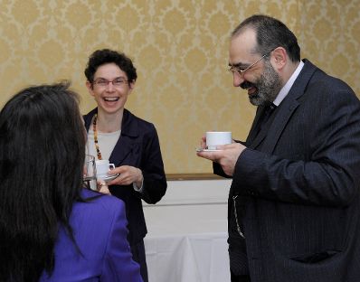 Am 7. und 8. Mai 2013 fand im Bundeskanzleramt die EuDEM Konferenz (Conference on European Democracy) statt. Im Bild (v.l.n.r.) Hiroko Kudo, Catherine Haguenau-Moizard und Alexander Balthasar.