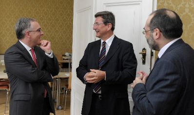 Am 7. und 8. Mai 2013 fand im Bundeskanzleramt die EuDEM Konferenz (Conference on European Democracy) statt. Im Bild (v.l.n.r.) Klemens Fischer, Andreas Kiefer und Alexander Balthasar.