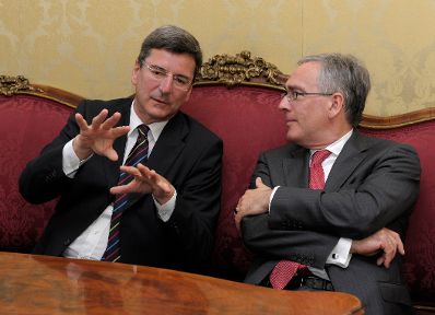 Am 7. und 8. Mai 2013 fand im Bundeskanzleramt die EuDEM Konferenz (Conference on European Democracy) statt. Im Gespräch Andreas Kiefer (l.) und Klemens Fischer (r.).