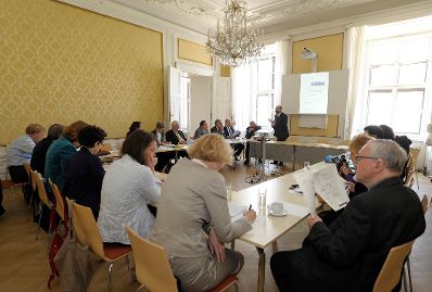 Am 7. und 8. Mai 2013 fand im Bundeskanzleramt die EuDEM Konferenz (Conference on European Democracy) statt. Rechts vorne im Bild Roland Traunmüller mit Teilnehmerinnen und Teilnehmern im Konferenzraum.
