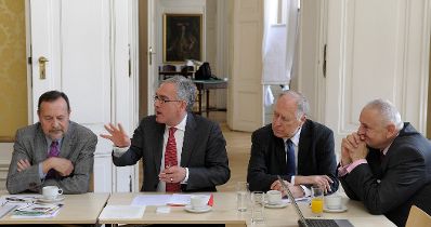 Am 7. und 8. Mai 2013 fand im Bundeskanzleramt die EuDEM Konferenz (Conference on European Democracy) statt. Im Bild (v.l.n.r.) Antonio Bar Cendón, Klemens Fischer, Wolf Frühauf und Johannes W. Pichler.