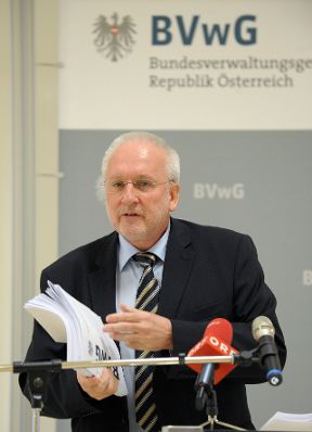 Am 18. Dezember 2013 fand die Übergabe des neuen Amtsgebäudes für das Bundesverwaltungsgericht in Wien statt. Im Bild Harald Perl, Präsident des Bundesverwaltungsgerichts.