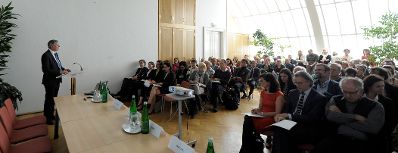 Am 23. April 2014 fand anlässlich der europäischen Impfwoche der Weltgesundheitsorganisation die Veranstaltung „Ethik und Impfen“ im Bundeskanzleramt statt. Im Bild Gesundheitsminister Alois Stöger (l.) bei der Eröffnung der Veranstaltung.