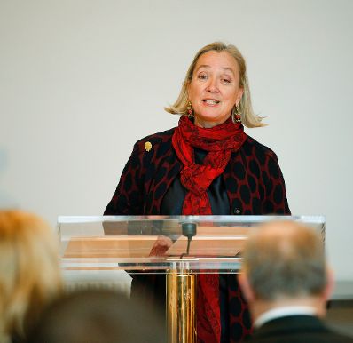 Am 13. März 2015 überreichte Sektionschef Manfred Matzka das Österreichische Ehrenkreuz für Wissenschaft und Kunst an Frau Ursula Blickle-Marx. Im Bild die Direktorin des Belvedere Agnes Husslein-Arco.