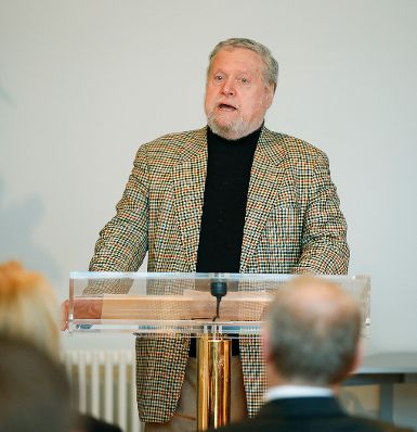 Am 13. März 2015 überreichte Sektionschef Manfred Matzka das Österreichische Ehrenkreuz für Wissenschaft und Kunst an Frau Ursula Blickle-Marx. Im Bild Kurator Peter Weiermair.