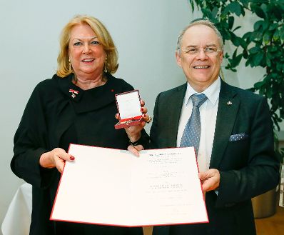 Am 13. März 2015 überreichte Sektionschef Manfred Matzka (r.) das Österreichische Ehrenkreuz für Wissenschaft und Kunst an Frau Ursula Blickle-Marx (l.).