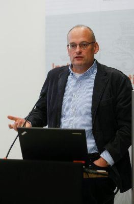 Am 13. Oktober 2015 fand auf der Wirtschaftsuniversität Wien, in Kooperation mit ELSA-WU, eine Veranstaltung zum Thema "Die Verwaltung als Arbeitgeber" statt. Im Bild Prof. Holoubek bei seiner Präsentation.