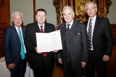 Am 8. März 2016 überreichte Ministerialrat Reinhold Hohengartner die Urkunden, mit denen Hans-Gerd Ramacher (m.l.) und Kurt Franz Schmid der Berufstitel Professor verliehen wurde.