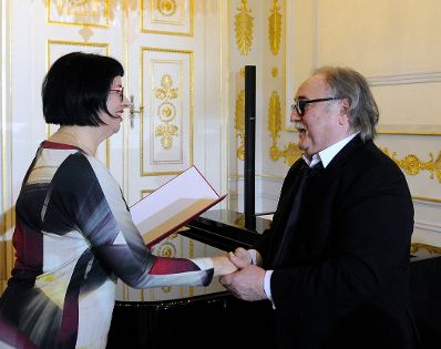 Am 11. März 2016 überreichte Sektionschefin Andrea Ecker (l.) das Österreichische Ehrenkreuz für Wissenschaft und Kunst an Michael Kunze und Sylvester Levay (r.).