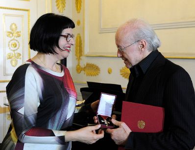 Am 11. März 2016 überreichte Sektionschefin Andrea Ecker (l.) das Österreichische Ehrenkreuz für Wissenschaft und Kunst an Michael Kunze (r.) und Sylvester Levay.