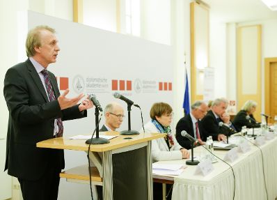Im Rahmen der EuDEM 2016 fand am Abend des 25. April 2016 eine öffentliche Podiumsdiskussion zum Thema "Return to Politics – Is Europe prepared for It?" statt. Am Pult Minister a.D. Ogrysko bei seiner Rede.