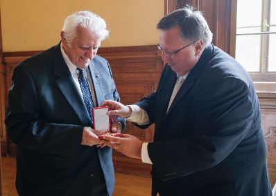 Am 3. Mai 2016 überreichte Ministerialrat Reinhold Hohengartner (r.) das Goldene Ehrenzeichen für Verdienste um die Republik Österreich an Josef Keler (l.).