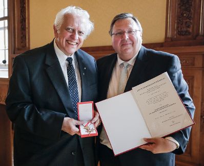 Am 3. Mai 2016 überreichte Ministerialrat Reinhold Hohengartner (r.) das Goldene Ehrenzeichen für Verdienste um die Republik Österreich an Josef Keler (l.).