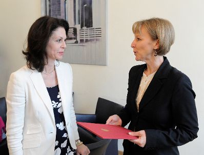 Am 18. Mai 2016 überreichte Sektionschefin Nicole Bayer die Urkunde mit der Andrea Steinleitner der Titel Kommerzialrätin verliehen wurde.
