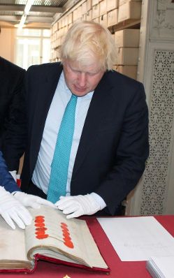 Am 2. September 2016 besuchte der britische Außenminister Boris Johnson (im Bild) im Rahmen seiner Wien-Visite das Österreichische Staatsarchiv. Im Bild beim Studium der Schlussakte des Wiener Kongresses.
