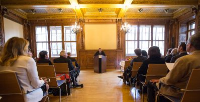 Am 3. Oktober 2016 überreichte Reinhold Hohengartner (im Bild) die Urkunde, mit der Harald Hanisch der Berufstitel Professor verliehen wurde.